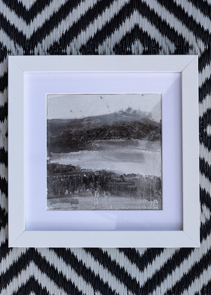 autor: Bozena Kot | "Powidoki bieszczadzkie 02" | 14 × 14 cm (w ramie 23 × 23 cm) | 2025 r. | cykl - "Pejzaż niejednoznaczny" | mixed media na beermacie.