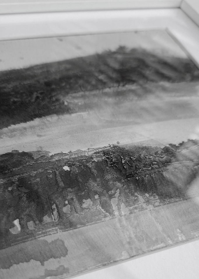 autor: Bozena Kot | "Powidoki bieszczadzkie 02" | 14 × 14 cm (w ramie 23 × 23 cm) | 2025 r. | cykl - "Pejzaż niejednoznaczny" | mixed media na beermacie.