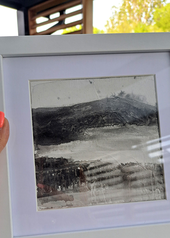 autor: Bozena Kot | "Powidoki bieszczadzkie 02" | 14 × 14 cm (w ramie 23 × 23 cm) | 2025 r. | cykl - "Pejzaż niejednoznaczny" | mixed media na beermacie.