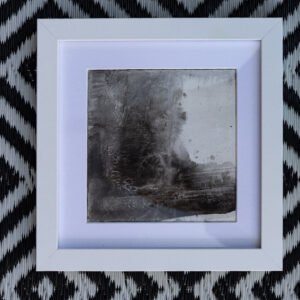 autor: Bozena Kot | "Powidoki bieszczadzkie 03" | 14 × 14 cm (w ramie 23 × 23 cm) | 2025 r. | cykl - "Pejzaż niejednoznaczny" | mixed media na beermacie.