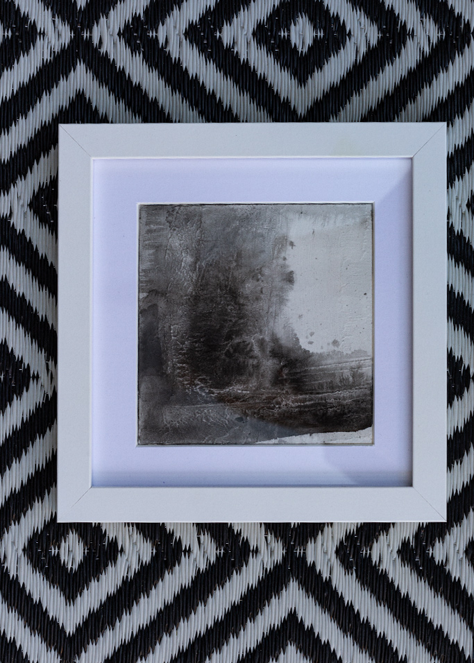 autor: Bozena Kot | "Powidoki bieszczadzkie 03" | 14 × 14 cm (w ramie 23 × 23 cm) | 2025 r. | cykl - "Pejzaż niejednoznaczny" | mixed media na beermacie.